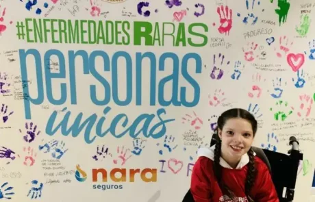 Carolina ante el mural «#EnfermedadesRaras, personas únicas» firmado por los aficionados del C.D. Leganés.