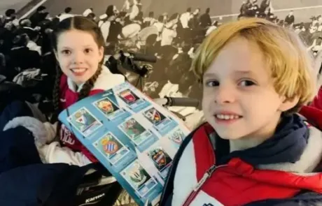 Carolina y su hermano Juan Manuel en el estadio del C.D. Leganés con el álbum de cromos firmado por los jugadores.