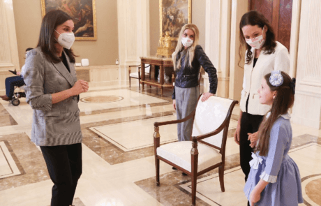 S.M. la Reina Letizia conversa con Carolina durante la audiencia en el Palacio de la Zarzuela.