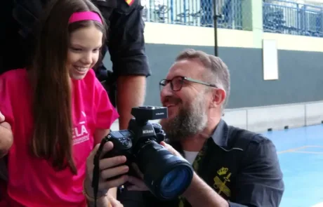 Carolina, con la camiseta de ELA, mira con el fotógrafo las imágenes del calendario en la pantalla de la cámara.