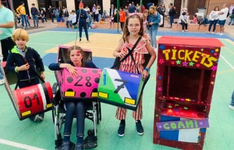Concurso de disfraces en el colegio COAMI: Carolina y sus hermanos con sus coches de choque de cartón y la taquilla de tickets.