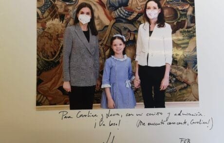 Fotografía dedicada por S.M. la Reina Letizia a Carolina y a su madre Laura, firmada en febrero de 2021.