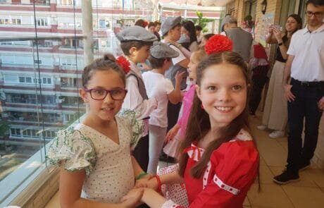 Baile de chulapos en la terraza durante la fiesta de San Isidro, con Carolina vestida de rojo.