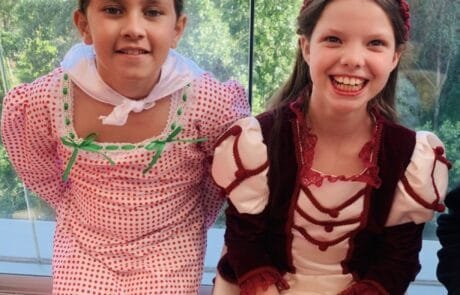 Carolina y su amiga Patricia vestidas de chulapas para las fiestas de San Isidro en Madrid.