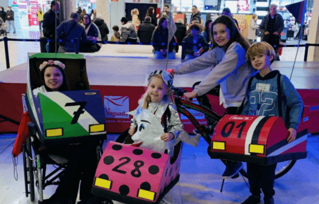 Carolina y sus hermanos con sus disfraces de coches de choque en el concurso que ganaron.