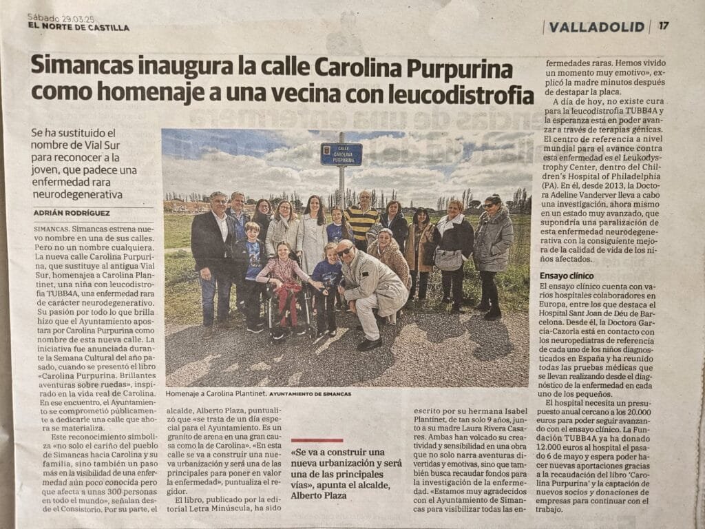 Página de El Norte de Castilla con el titular sobre la calle Carolina Purpurina y la foto de grupo bajo la placa.