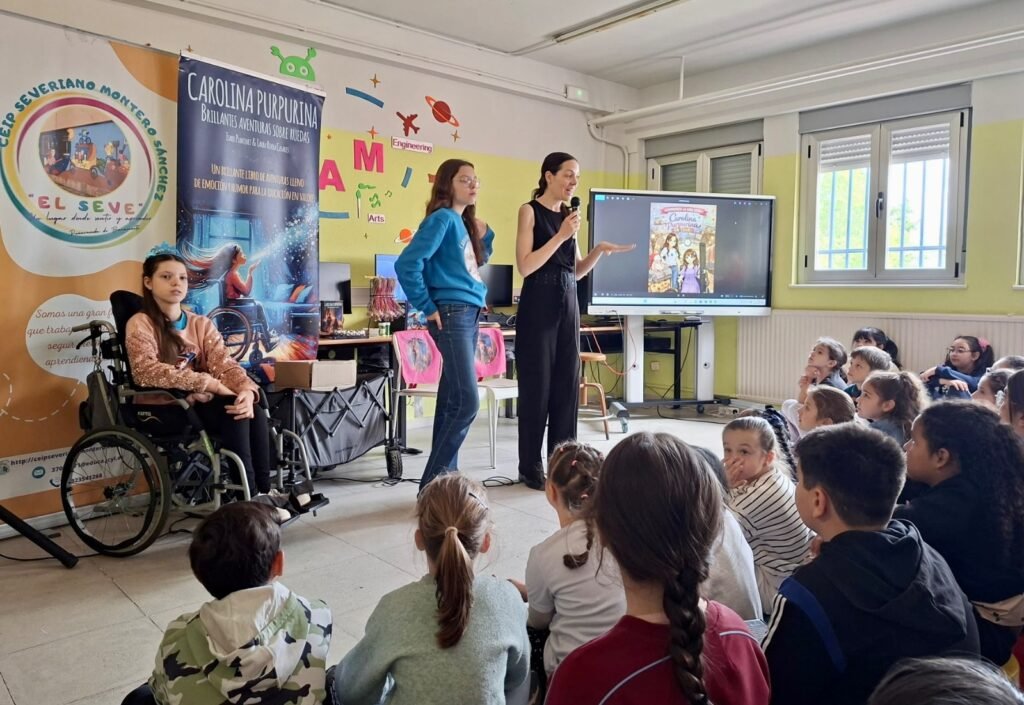 Encuentro en el CEIP Severiano Montero Sánchez: Laura presenta el libro con Isabel y Carolina ante los alumnos.