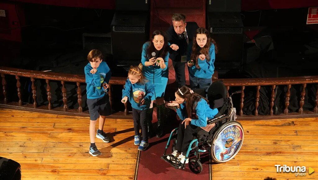 Gala de Renacer Carbono : Carolina, dans son fauteuil roulant, Isabel et d’autres participants soufflent sur scène des paillettes de leur paume.