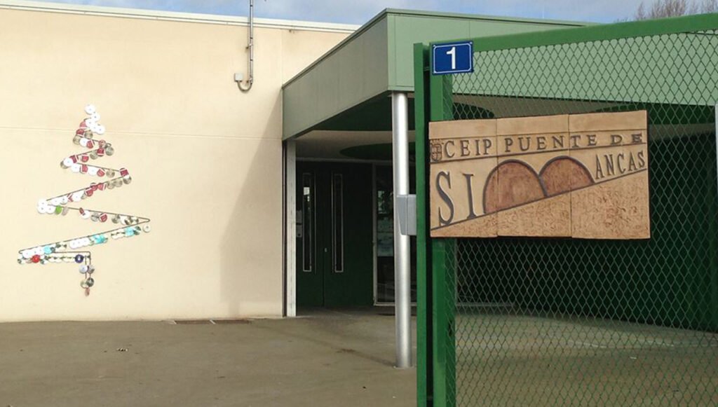 Façade et entrée du CEIP Puente de Simancas, l’école qui organise une course solidaire pour faire connaître la leucodystrophie.