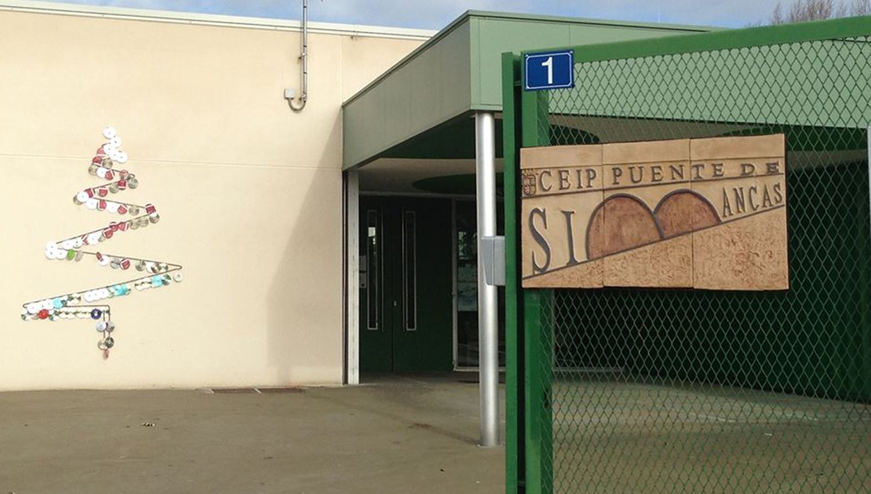 Fachada y entrada del CEIP Puente de Simancas, el colegio que impulsa una carrera solidaria para visibilizar la leucodistrofia.